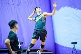 詹皇赛场怒瞪队友！连东契奇都难承受的表情，顿时惹争议